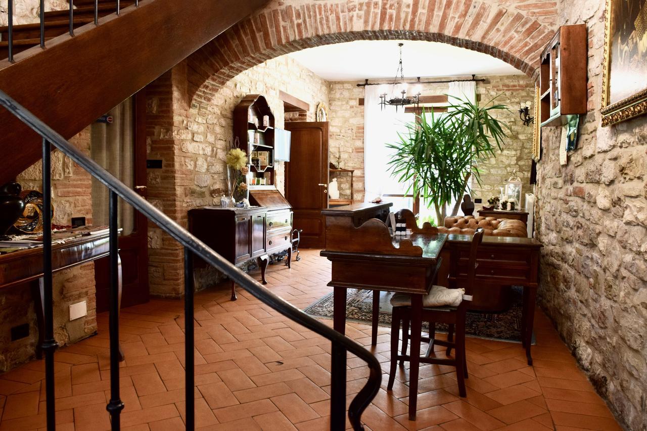 Residenza Le Logge Bed & Breakfast Губио Екстериор снимка